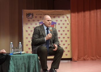 Александр Карелин встретился с учениками школы №202 в Новосибирске 