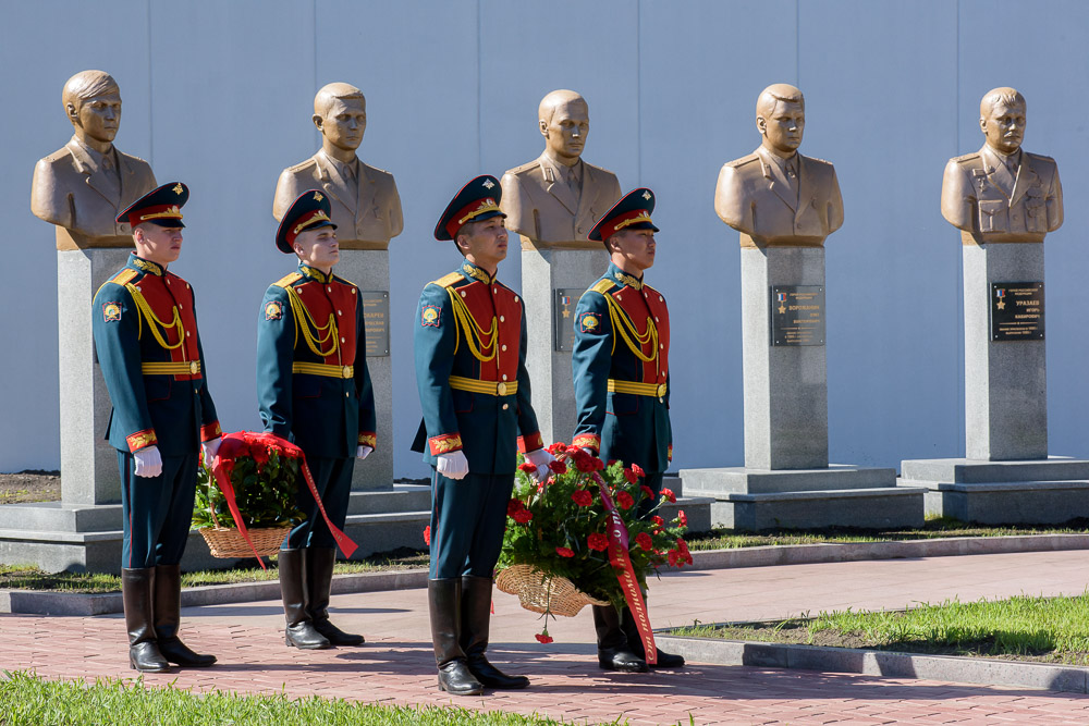 Новосибирское высшие училища. Аллея героев НВВКУ. Аллея героев в Новосибирске. Аллея героев Новосибирского училища. Аллея герои России НВВКУ.