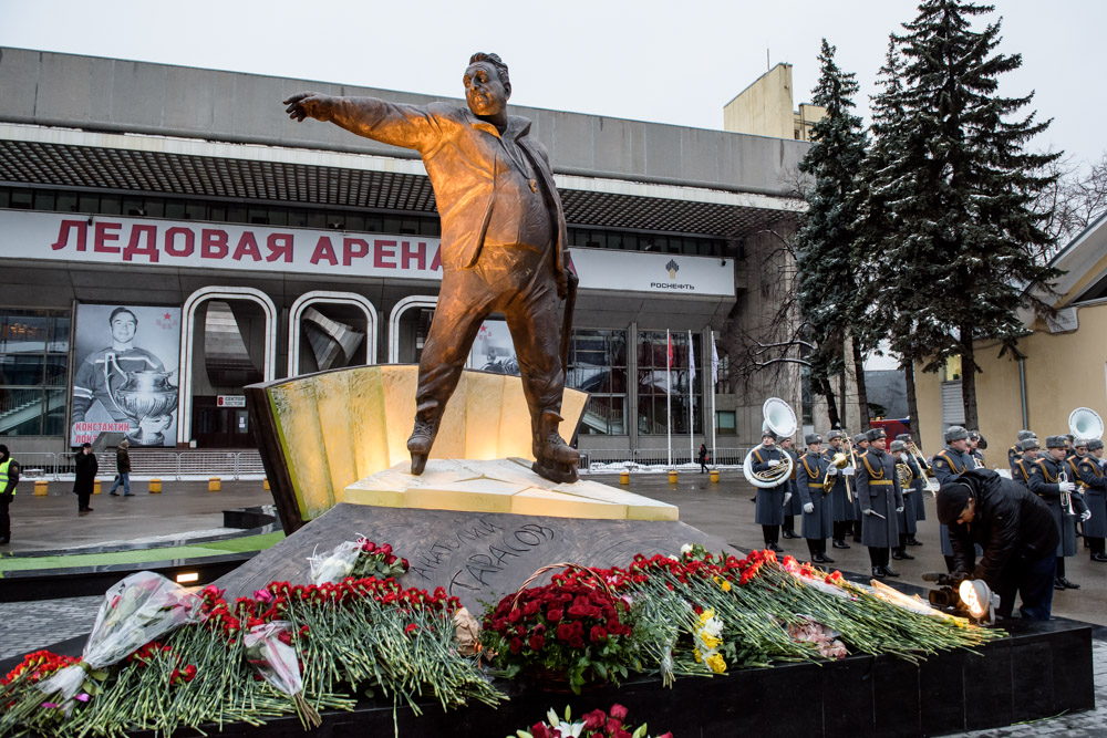 Памятник в честь 100 летия А.В. Тарасова декабрь 2018 1000 200